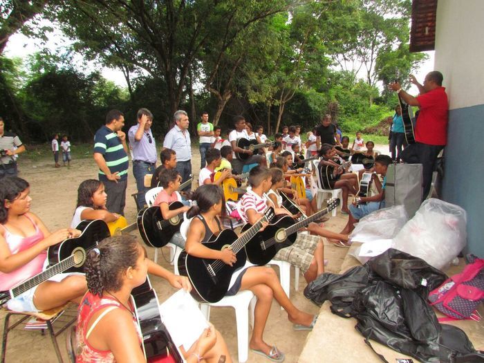 Alunos da rede municipal de Barras recebem fardamento escolar - Imagem 7
