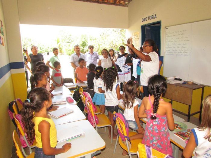 Alunos da rede municipal de Barras recebem fardamento escolar - Imagem 23