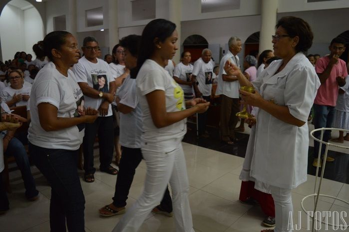 Emoção marca a missa de 01 ano de falecimento da saudosa Neylivia - Imagem 17