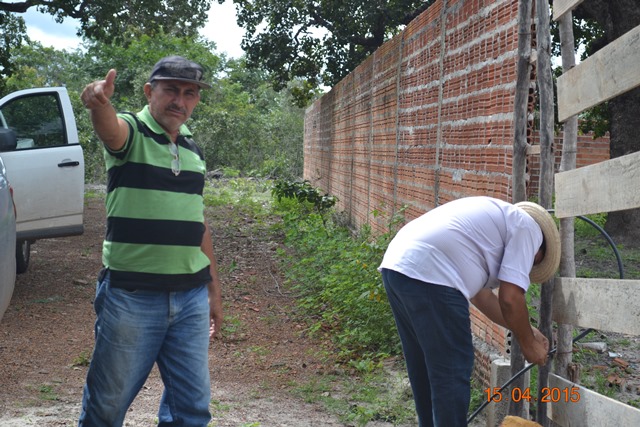 Prefeito Zé Resende faz uma visita ao estádio de futebol na companhia do engenheiro do Idepi. - Imagem 1