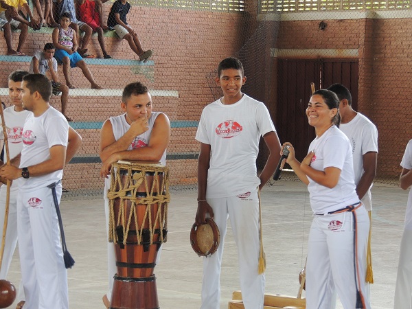 Prefeitura implanta Escolinha de Futebol e entrega fardamento para alunos de Grupo de Capoeira - Imagem 13