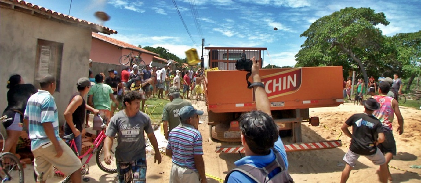 Caminhão é apedrejado após esmagar cabeça de criança