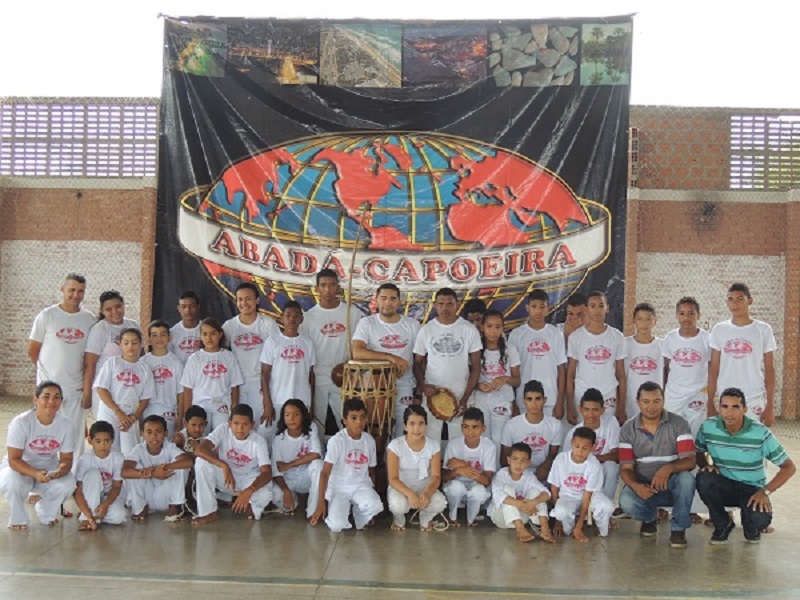 Prefeitura implanta Escolinha de Futebol e entrega fardamento para alunos de Grupo de Capoeira