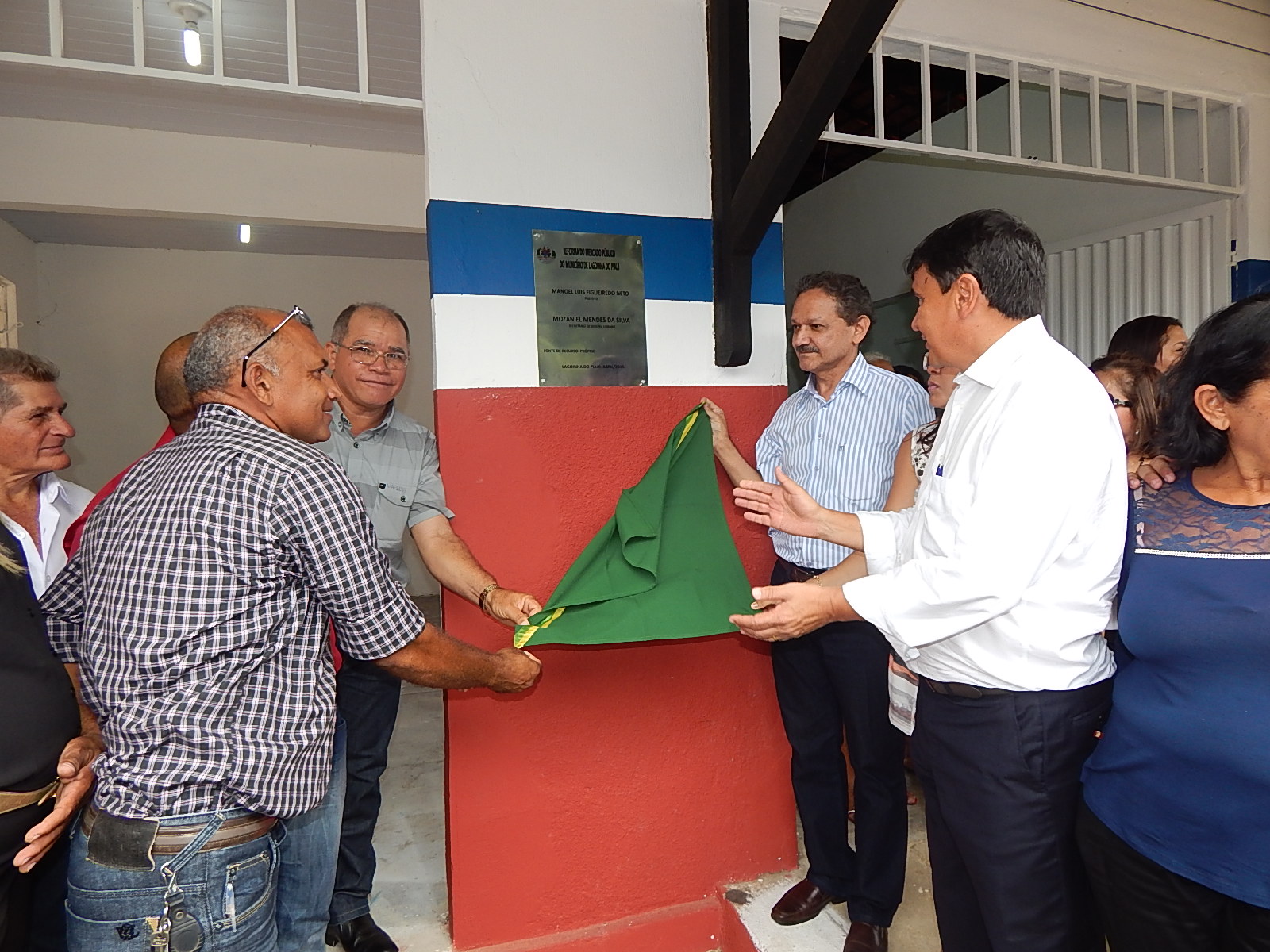Prefeito Manoel Dedé inaugura Mercado Publico 