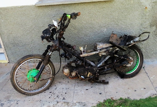 Homem é esfaqueado e tem a moto incendiada ao exigir respeito - Imagem 1