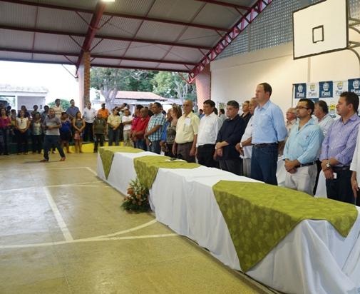 Prefeito R. Ferreira Inaugura obras na zona rural e na sede do município com a presença do Governador W. Dias - Imagem 21