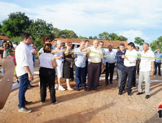 Prefeito R. Ferreira Inaugura obras na zona rural e na sede do município com a presença do Governador W. Dias - Imagem 12