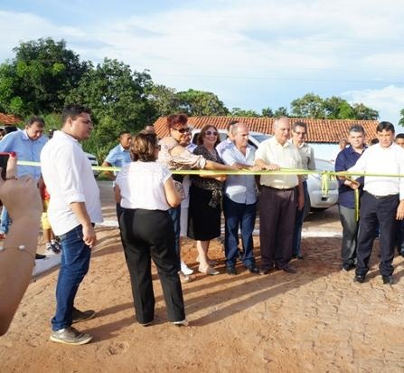 Prefeito R. Ferreira Inaugura obras na zona rural e na sede do município com a presença do Governador W. Dias - Imagem 11