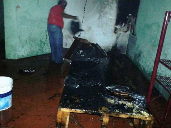 Casa do radialista é incendiada e móveis ficam destruídos - Imagem 1