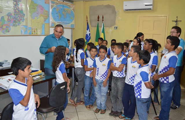 Prefeito Bernildo Val recebe a visita de estudantes da zona rural de Buriti dos Lopes - Imagem 1