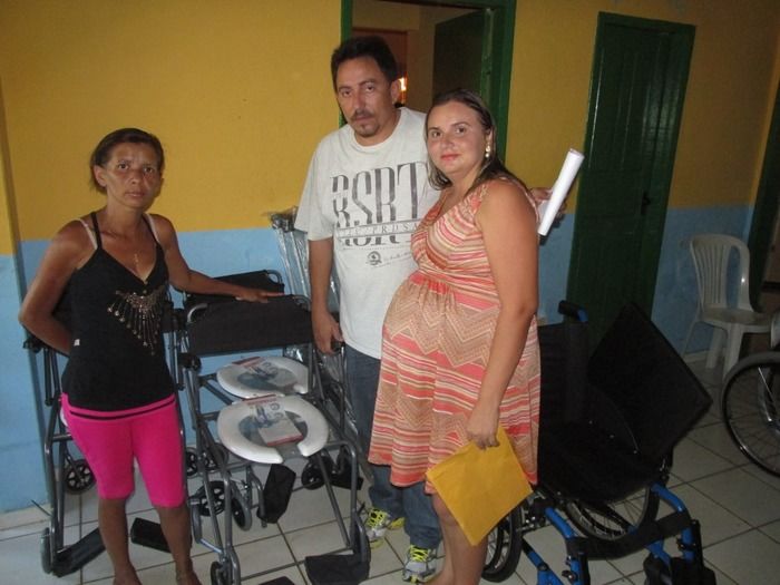 Prefeito Walter Alencar e CRAS fazem doação de cadeiras de rodas as Famílias carentes em Agricolândia - Imagem 2
