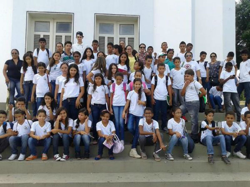 Alunos da rede municipal de educação de Santo Inácio visitam pontos históricos em Oeiras 