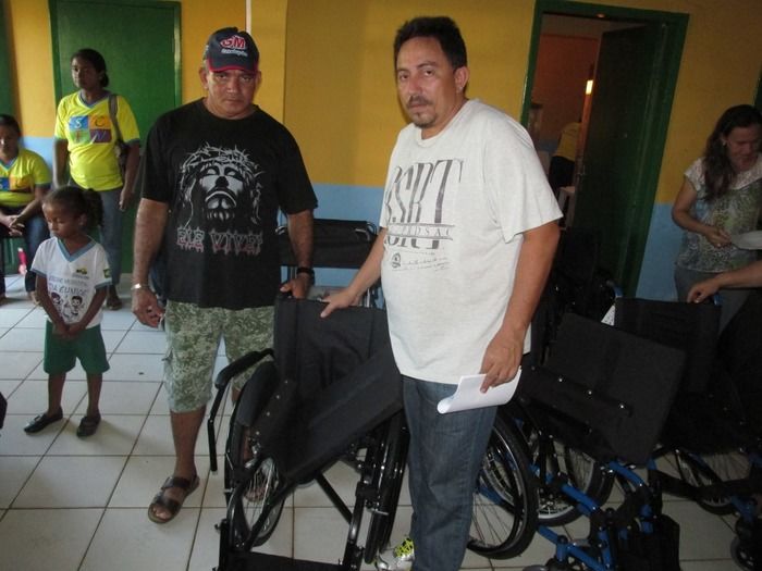 Prefeito Walter Alencar e CRAS fazem doação de cadeiras de rodas as Famílias carentes em Agricolândia - Imagem 3