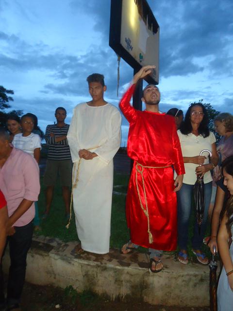 Grupo de Teatro Cutucamente Realiza o Espetáculo Paixão de Cristo - Imagem 8