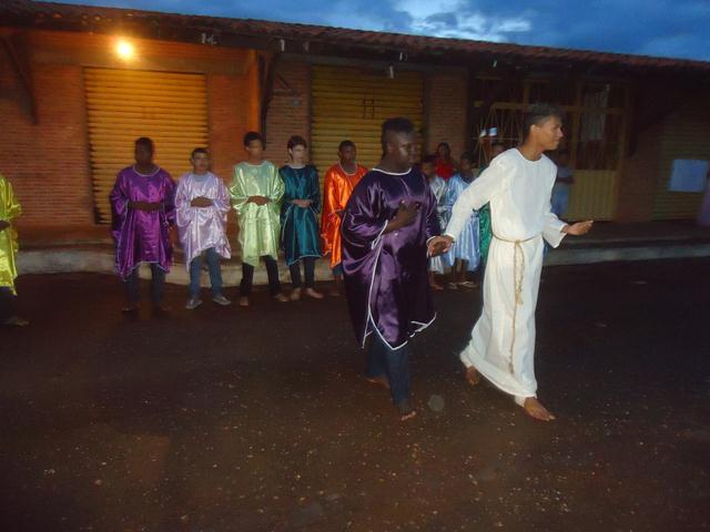 Grupo de Teatro Cutucamente Realiza o Espetáculo Paixão de Cristo - Imagem 13