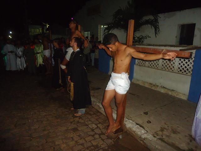 Grupo de Teatro Cutucamente Realiza o Espetáculo Paixão de Cristo - Imagem 104