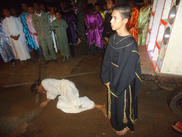 Grupo de Teatro Cutucamente Realiza o Espetáculo Paixão de Cristo - Imagem 80