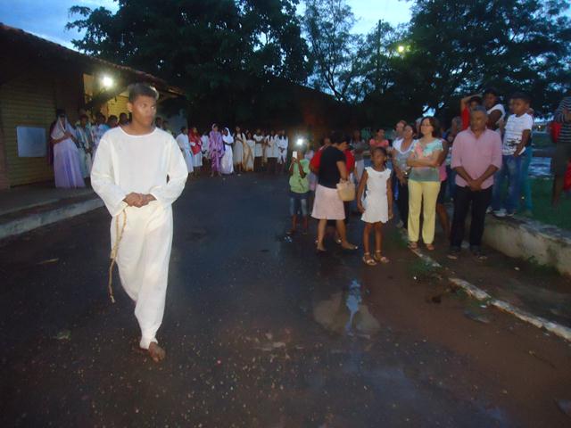 Grupo de Teatro Cutucamente Realiza o Espetáculo Paixão de Cristo - Imagem 9
