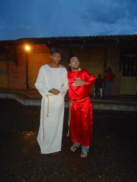 Grupo de Teatro Cutucamente Realiza o Espetáculo Paixão de Cristo - Imagem 5