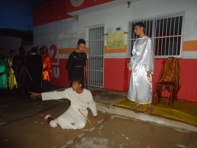 Grupo de Teatro Cutucamente Realiza o Espetáculo Paixão de Cristo - Imagem 47