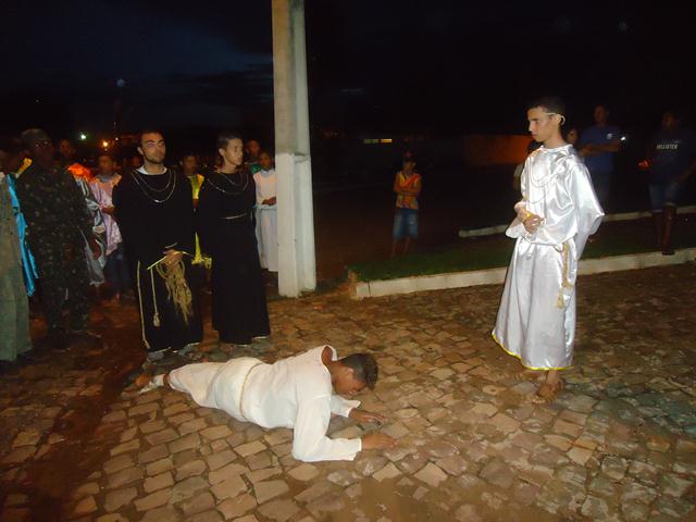 Grupo de Teatro Cutucamente Realiza o Espetáculo Paixão de Cristo - Imagem 59