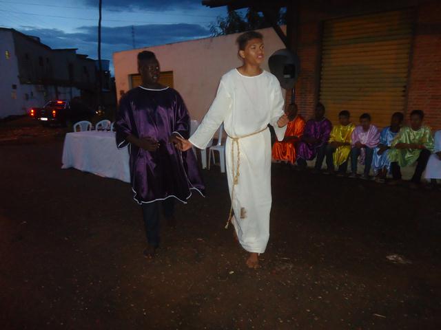 Grupo de Teatro Cutucamente Realiza o Espetáculo Paixão de Cristo - Imagem 24