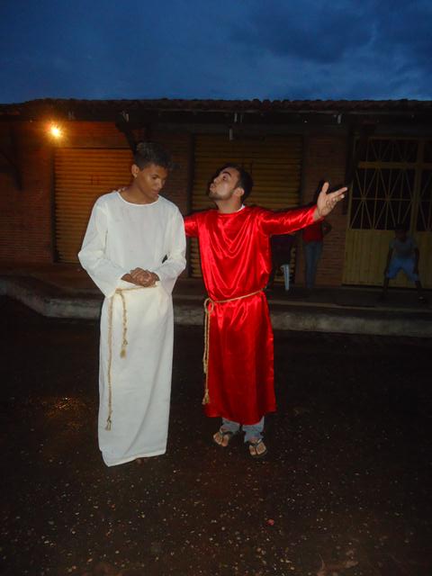 Grupo de Teatro Cutucamente Realiza o Espetáculo Paixão de Cristo - Imagem 7