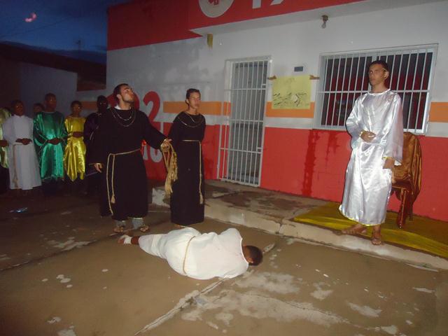 Grupo de Teatro Cutucamente Realiza o Espetáculo Paixão de Cristo - Imagem 43