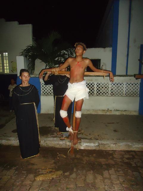 Grupo de Teatro Cutucamente Realiza o Espetáculo Paixão de Cristo - Imagem 103