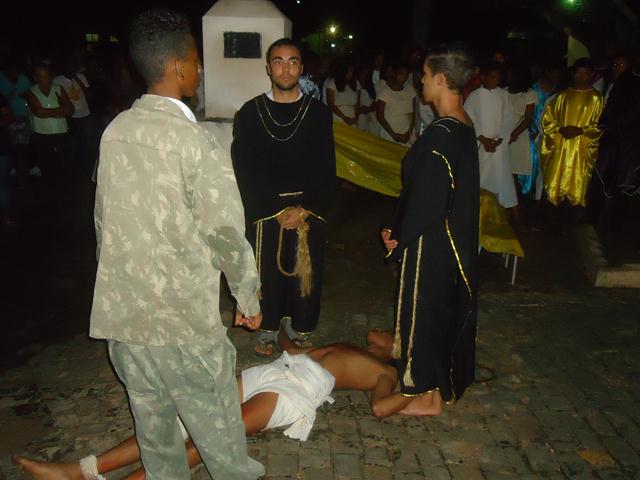Grupo de Teatro Cutucamente Realiza o Espetáculo Paixão de Cristo - Imagem 121