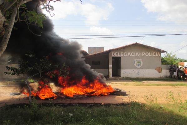 População protesta em frente à delegacia de Polícia em Amarante e ameaçam atear fogo ( Caso ‘Anão ) - Imagem 1