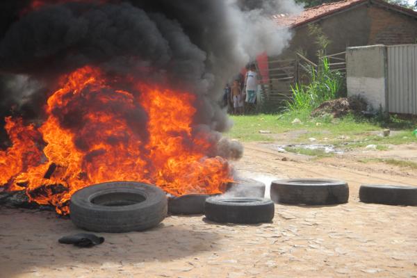 População protesta em frente à delegacia de Polícia em Amarante e ameaçam atear fogo ( Caso ‘Anão ) - Imagem 5