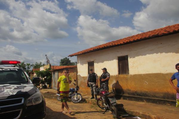 População protesta em frente à delegacia de Polícia em Amarante e ameaçam atear fogo ( Caso ‘Anão ) - Imagem 16