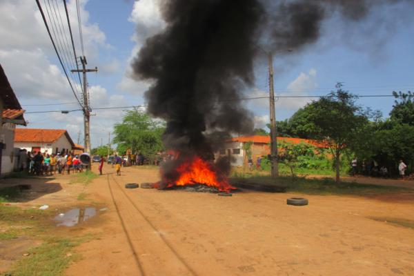 População protesta em frente à delegacia de Polícia em Amarante e ameaçam atear fogo ( Caso ‘Anão ) - Imagem 12