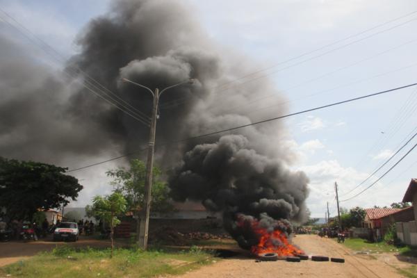 População protesta em frente à delegacia de Polícia em Amarante e ameaçam atear fogo ( Caso ‘Anão ) - Imagem 7