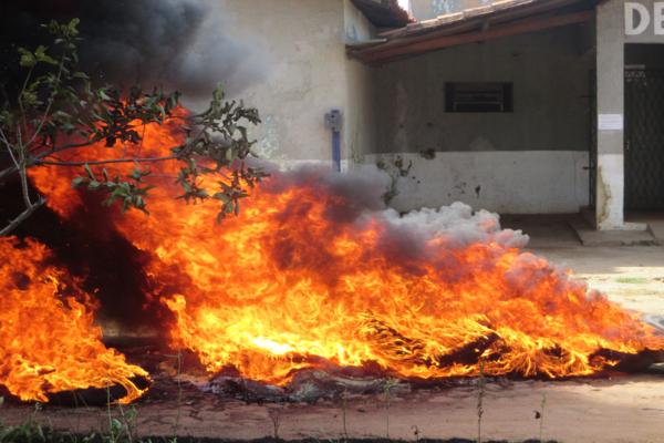 População protesta em frente à delegacia de Polícia em Amarante e ameaçam atear fogo ( Caso ‘Anão ) - Imagem 2