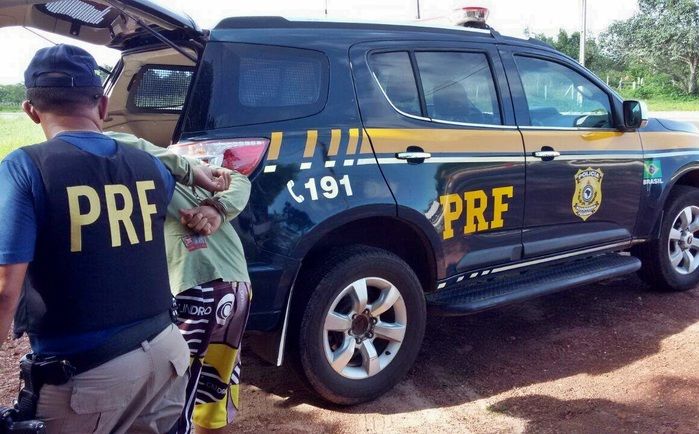 O motociclista foi autuado por porte ilegal de arma de fogo e droga. (Foto: NUCOM / PRF-PI)