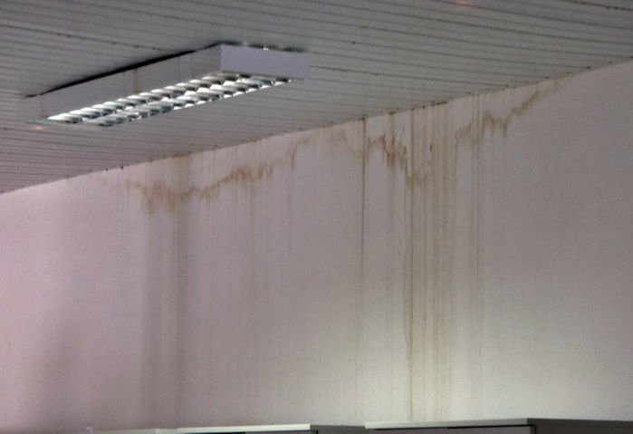 Goteiras estão por todo o prédio. (Foto: João Júnior)