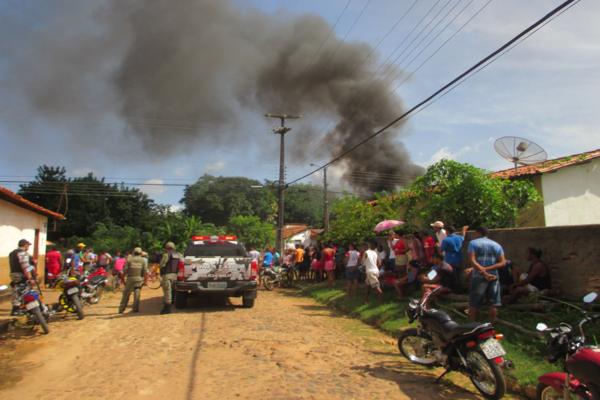 População protesta em frente à delegacia de Polícia em Amarante e ameaçam atear fogo ( Caso ‘Anão ) - Imagem 20