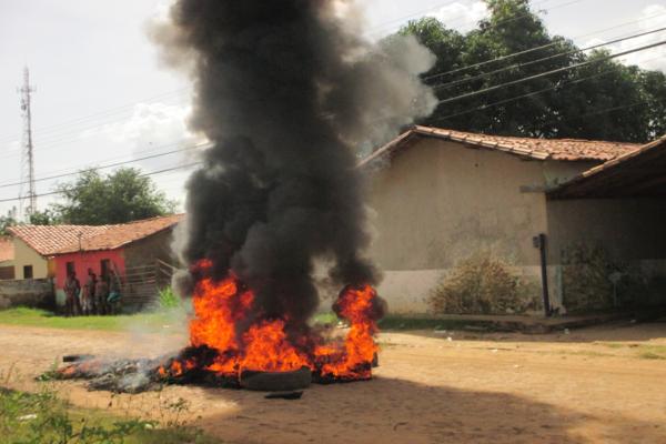 População protesta em frente à delegacia de Polícia em Amarante e ameaçam atear fogo ( Caso ‘Anão ) - Imagem 17