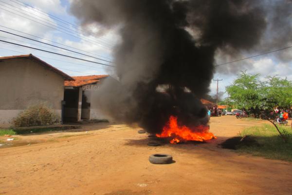 População protesta em frente à delegacia de Polícia em Amarante e ameaçam atear fogo ( Caso ‘Anão ) - Imagem 13