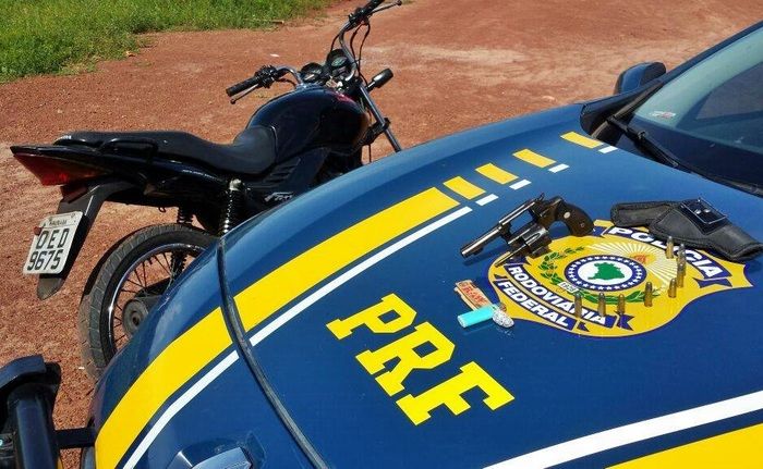 Uma motocicleta Honda Fan de cor preta também foi apreendida. (Foto: NUCOM / PRF-PI)