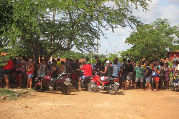 População protesta em frente à delegacia de Polícia em Amarante e ameaçam atear fogo ( Caso ‘Anão ) - Imagem 15