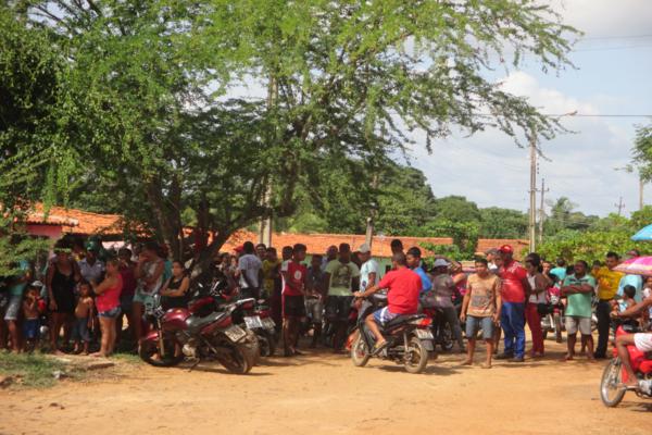 População protesta em frente à delegacia de Polícia em Amarante e ameaçam atear fogo ( Caso ‘Anão ) - Imagem 3