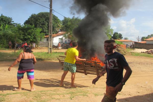 População protesta em frente à delegacia de Polícia em Amarante e ameaçam atear fogo ( Caso ‘Anão ) - Imagem 22