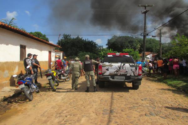 População protesta em frente à delegacia de Polícia em Amarante e ameaçam atear fogo ( Caso ‘Anão ) - Imagem 19