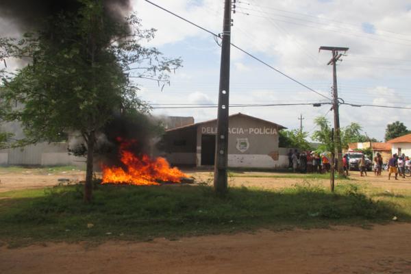 População protesta em frente à delegacia de Polícia em Amarante e ameaçam atear fogo ( Caso ‘Anão ) - Imagem 14