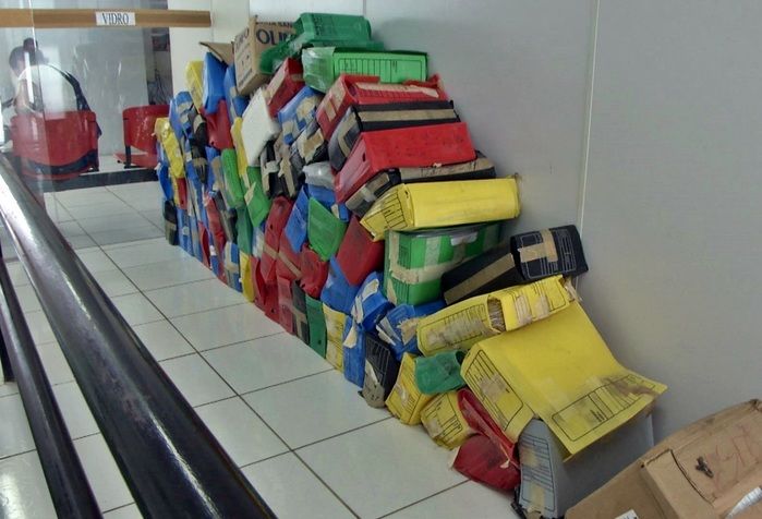 Pastas com documentos do “seguro pesca” amontoadas já na entrada. (Foto: João Júnior)