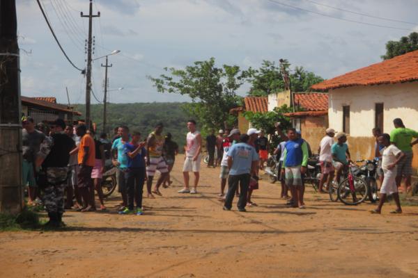 População protesta em frente à delegacia de Polícia em Amarante e ameaçam atear fogo ( Caso ‘Anão ) - Imagem 4