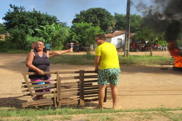 População protesta em frente à delegacia de Polícia em Amarante e ameaçam atear fogo ( Caso ‘Anão ) - Imagem 21